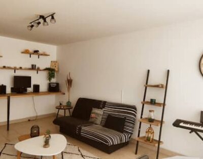 Heart of the city apartment free parking WiFi